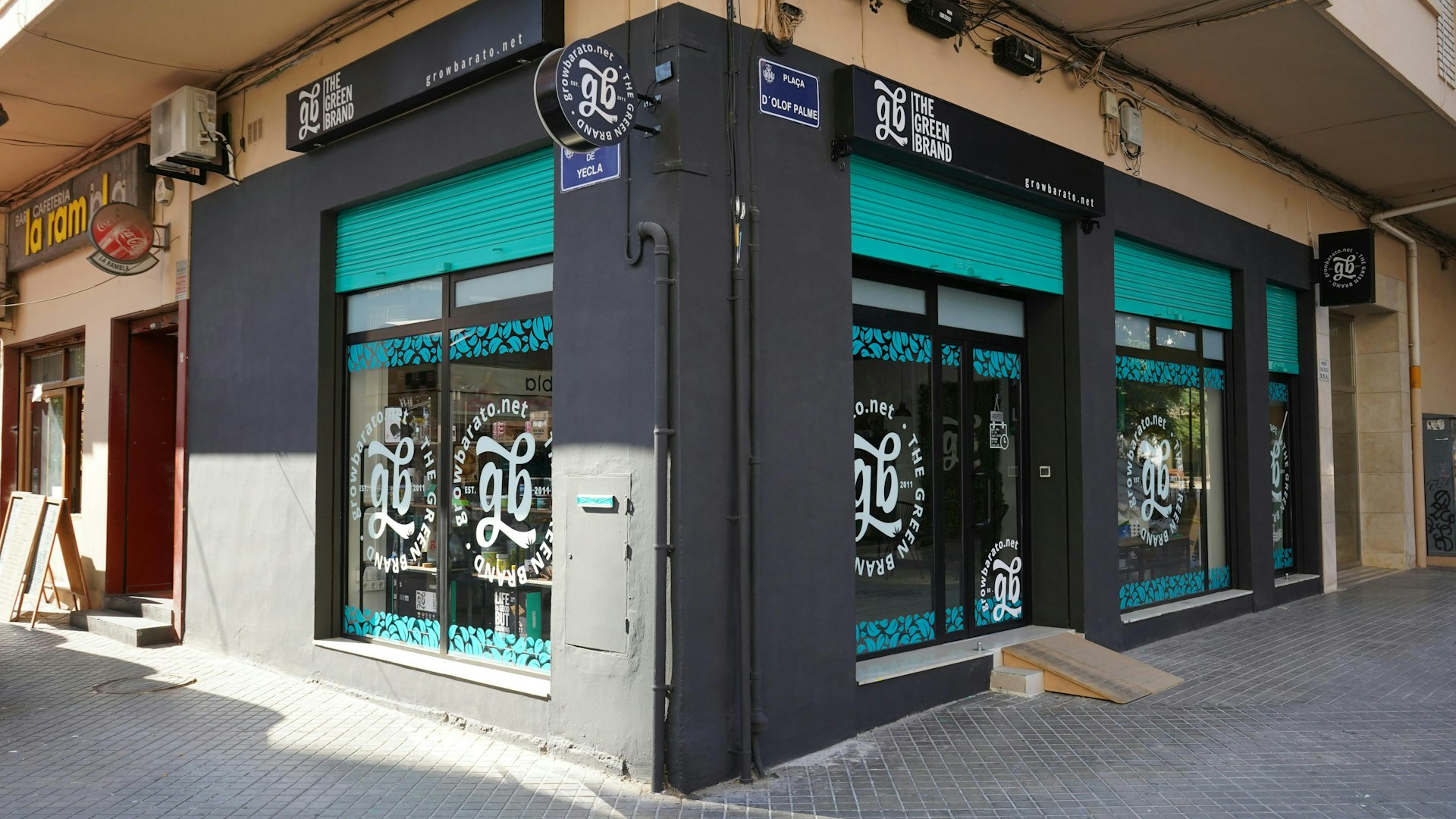 A store front with asian writing on the windows